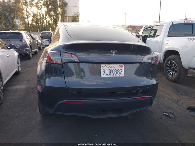 Tesla Model Y 2024 7SAYGDED3RF018527 Image 17