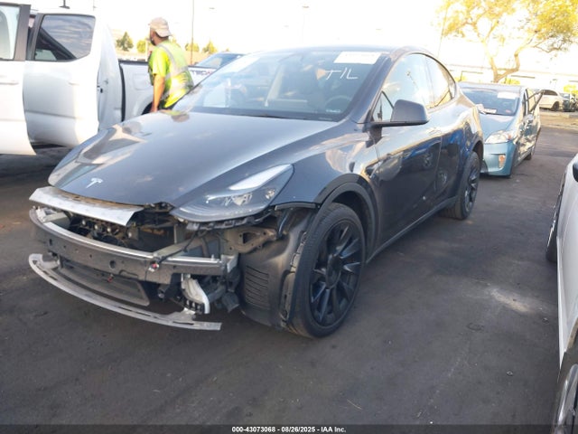 Tesla Model Y 2024 7SAYGDED3RF018527 Image 2