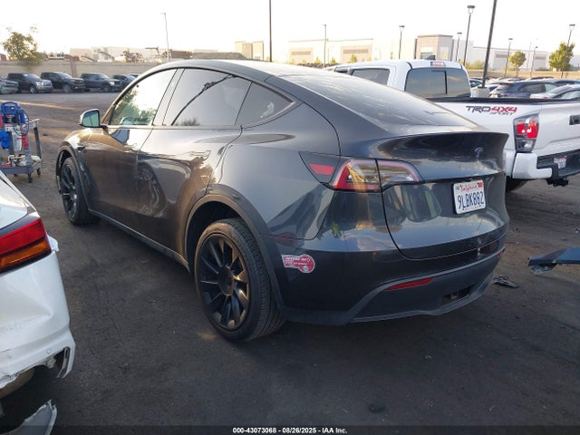 Tesla Model Y 2024 7SAYGDED3RF018527 Image 3