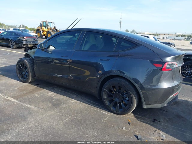 2024 TESLA MODEL Y 7SAYGDEE3RA218510 Photo 2