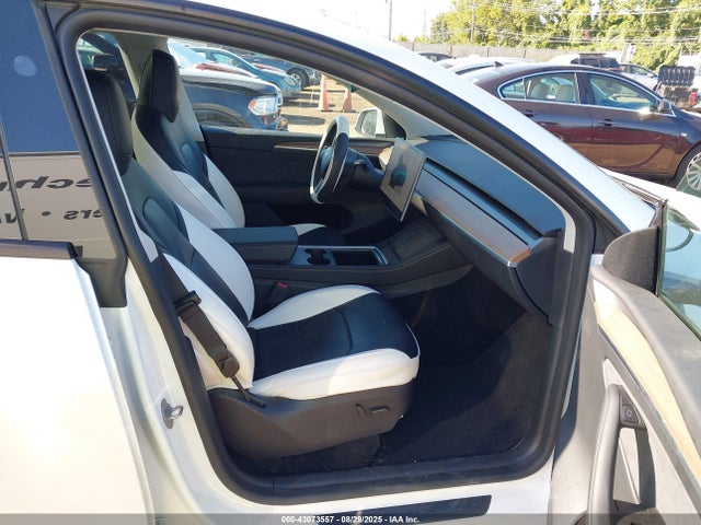 2025 TESLA MODEL Y 7SAYGDED0SF255028 Photo 4