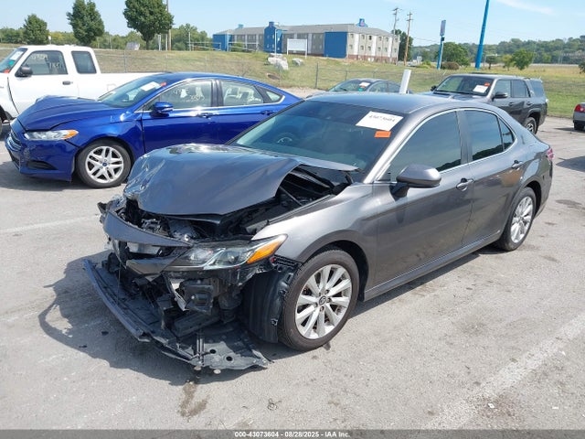 2019 Toyota Camry Le მანქანა იყიდება აუქციონზე, vin: 4T1B11HK2KU743963, აუქციონის ნომერი: 43073604