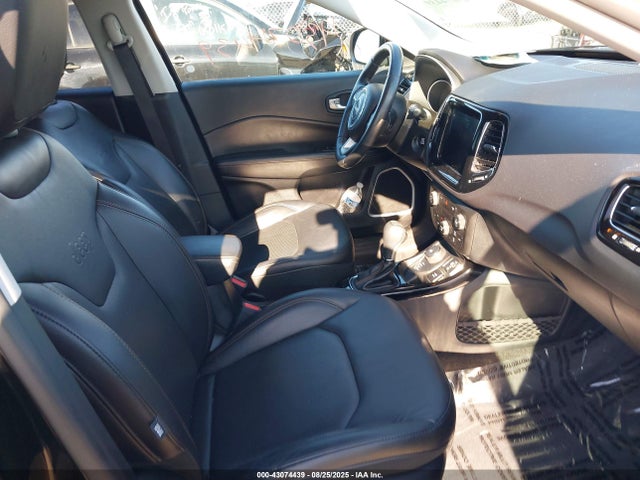 3C4NJDCBXJT180275 Jeep Compass