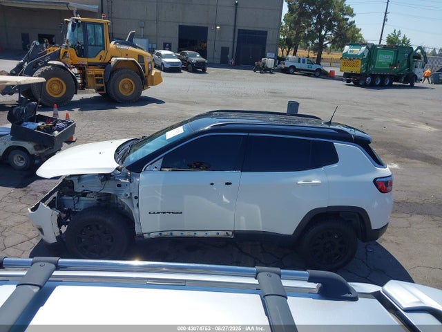 Jeep 2018 2018 3C4NJDCB7JT290510 Image 15
