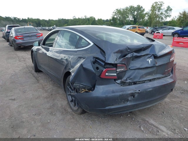 2018 TESLA MODEL 3 5YJ3E1EB5JF119549 Photo 2