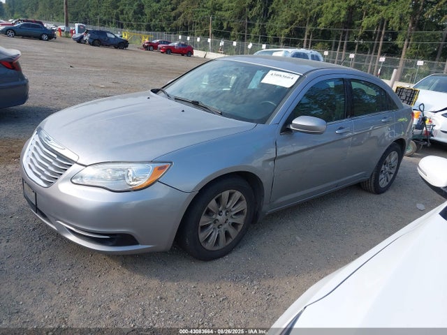 Chrysler 200 2014 1C3CCBAB3EN141028 Image 2