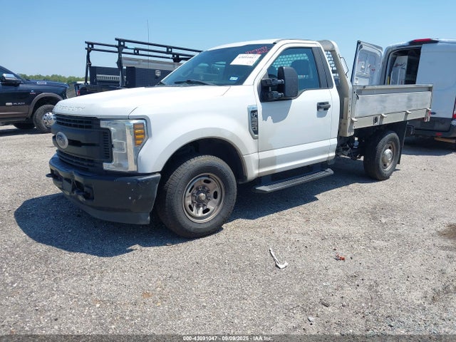 Ford 2019 2019 1FDBF2A69KED43137 Image 2