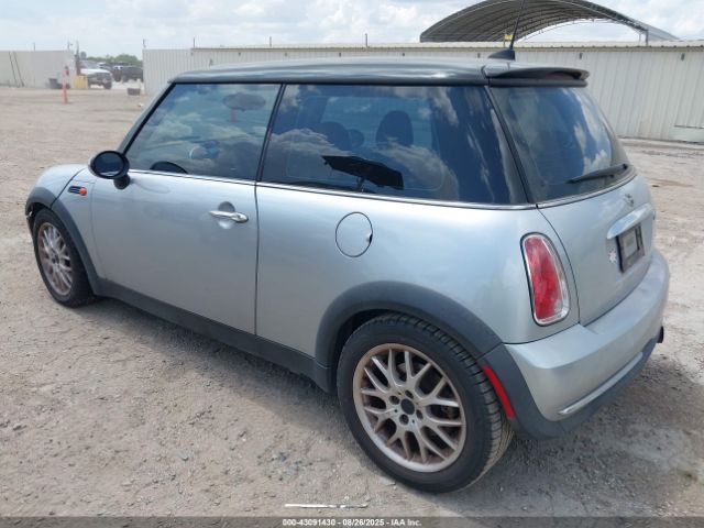 2006 MINI COOPER WMWRC33546TJ75234 Photo 2