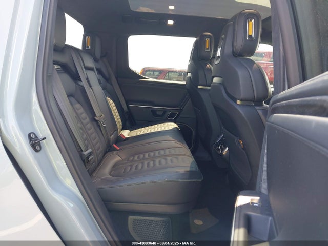 Rivian 2022 2022 7FCTGAAA6NN015709 Image 8