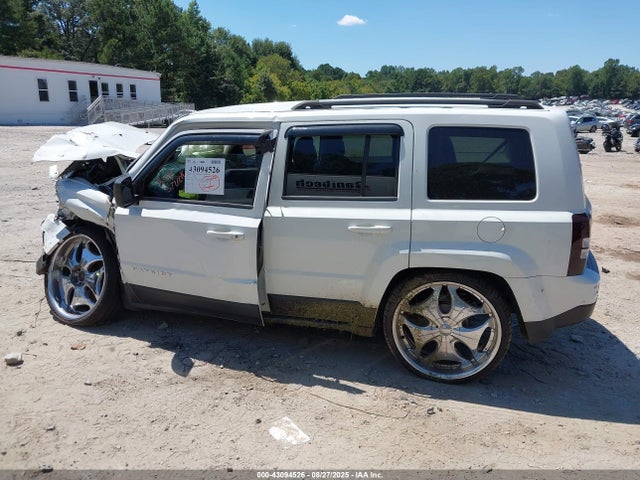 1C4NJPBB3FD305066 Jeep 2015