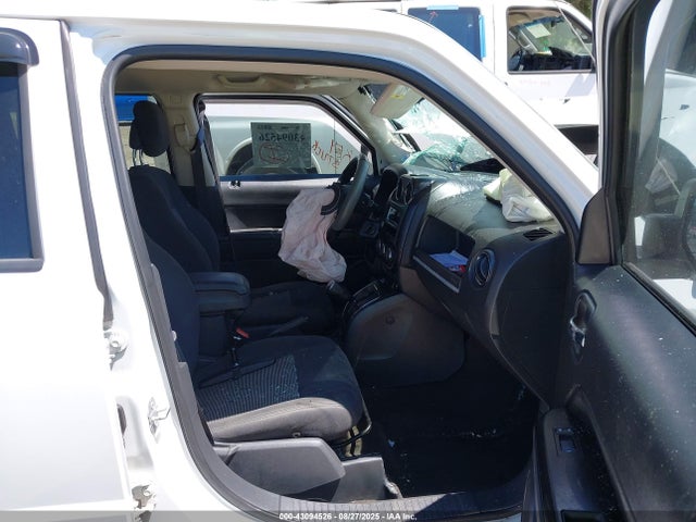 1C4NJPBB3FD305066 Jeep 2015