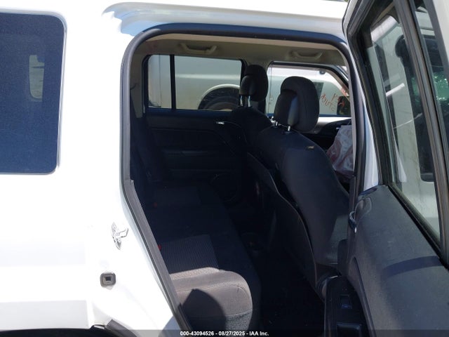 1C4NJPBB3FD305066 Jeep 2015