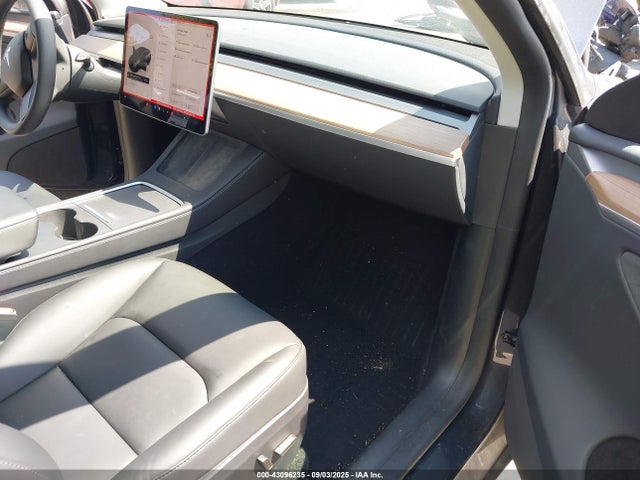 2024 TESLA MODEL Y 7SAYGDEE9RA254184 Photo 4