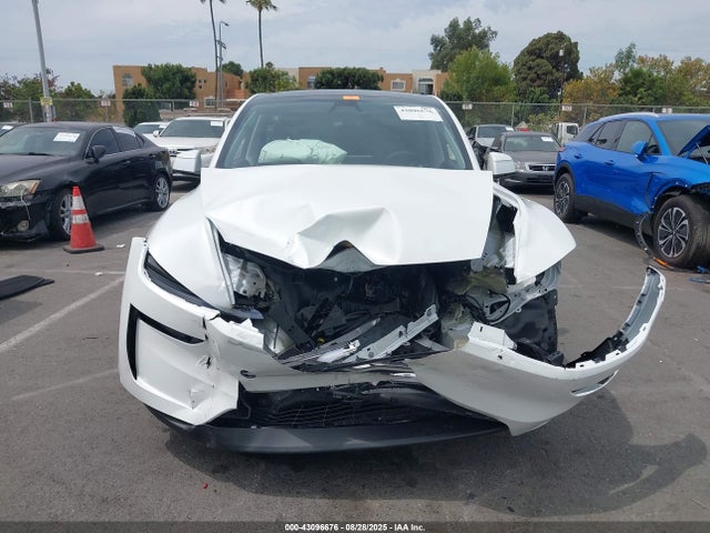 Tesla Model Y 2026 7SAYGDEE4TF358298 Image 13