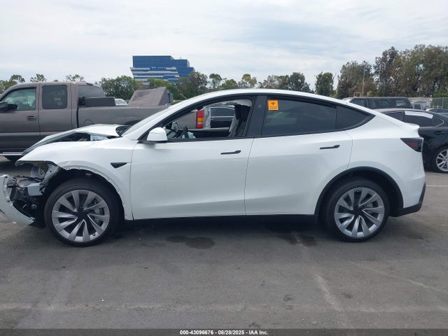 Tesla Model Y 2026 7SAYGDEE4TF358298 Image 15