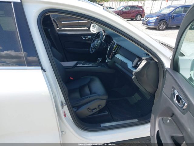 2018 VOLVO XC60 YV4A22RK7J1010211 Photo 4