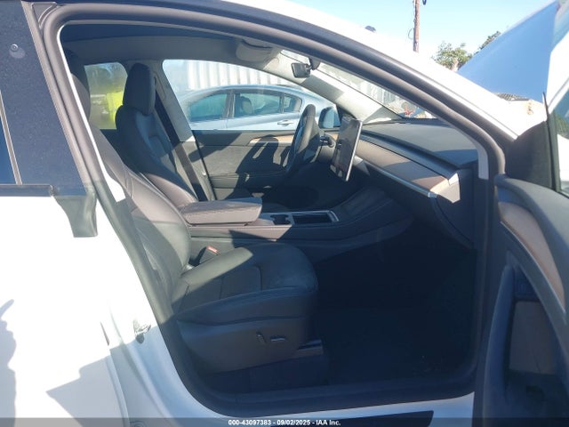 2025 TESLA MODEL Y 7SAYGDEE1SA369741 Photo 4