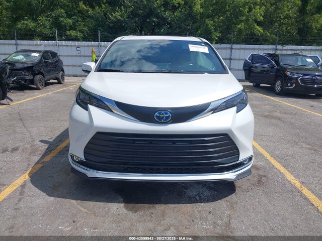 Toyota SIENNA XLE 2024 5TDYRKEC7RS202948 Image 12