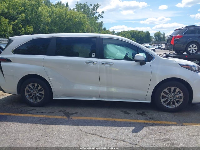 Toyota SIENNA XLE 2024 5TDYRKEC7RS202948 Image 13
