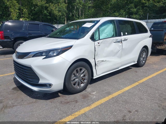 Toyota SIENNA XLE 2024 5TDYRKEC7RS202948 Image 2