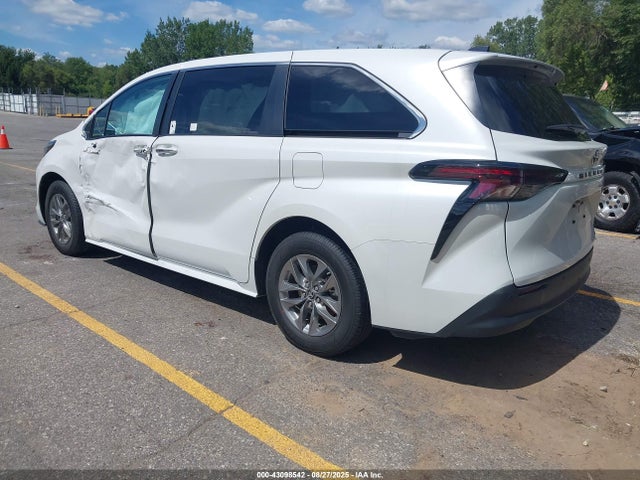 Toyota SIENNA XLE 2024 5TDYRKEC7RS202948 Image 3