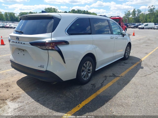 Toyota SIENNA XLE 2024 5TDYRKEC7RS202948 Image 4