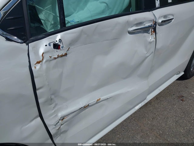 Toyota SIENNA XLE 2024 5TDYRKEC7RS202948 Image 6