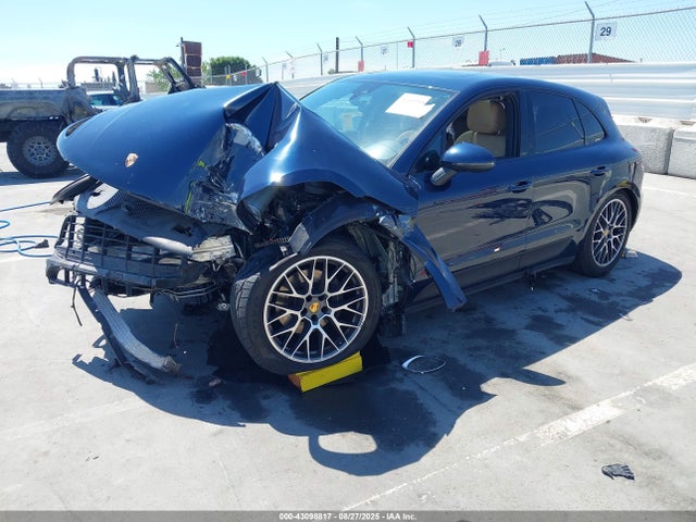 Porsche Macan 2018 WP1AA2A52JLB14796 Image 2