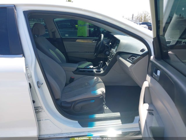 5NPE34AF1HH555562 Hyundai 2017