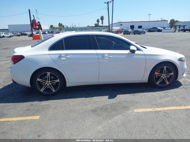 W1K3G4EB5NJ327222 Mercedes-Benz m260