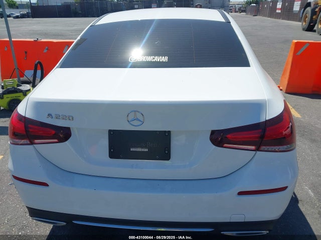 W1K3G4EB5NJ327222 Mercedes-Benz m260