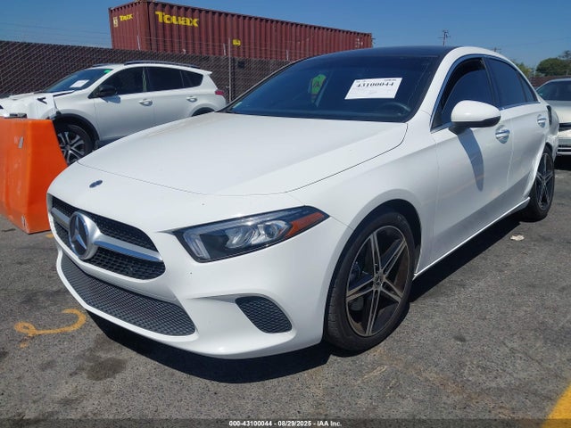 W1K3G4EB5NJ327222 Mercedes-Benz m260