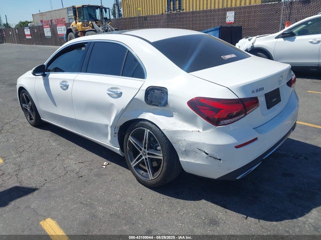 W1K3G4EB5NJ327222 Mercedes-Benz m260