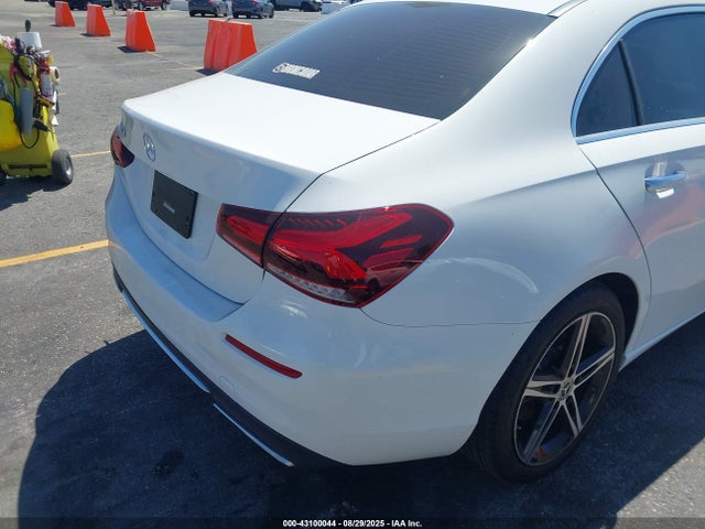 W1K3G4EB5NJ327222 Mercedes-Benz m260