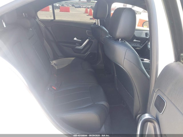 W1K3G4EB5NJ327222 Mercedes-Benz m260