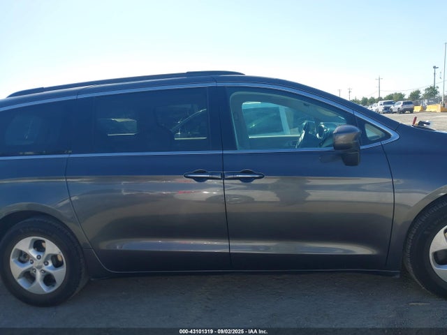 Chrysler 2018 2018 2C4RC1H76JR124996 Image 13