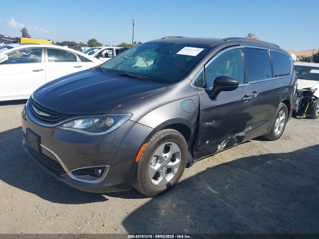 Chrysler 2018 2018 2C4RC1H76JR124996 Image 2