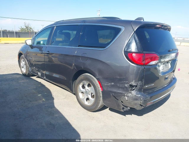Chrysler 2018 2018 2C4RC1H76JR124996 Image 3
