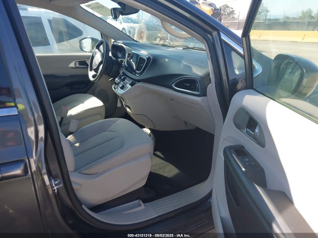 Chrysler 2018 2018 2C4RC1H76JR124996 Image 5