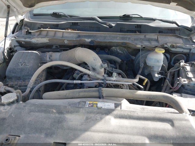 1C6RR7FT4NS140708 RAM 1500 Classic Tradesman 4x4 6&#039;4 Box