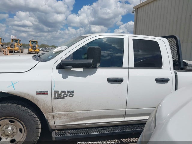 1C6RR7FT4NS140708 RAM 1500 Classic Tradesman 4x4 6&#039;4 Box