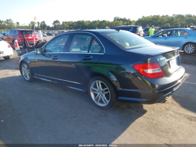 2013 MERCEDES-BENZ C 300 WDDGF8AB2DG133826 Photo 2