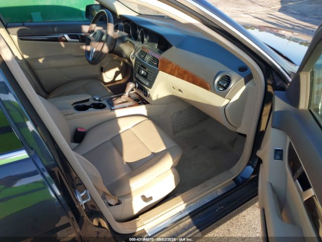 2013 MERCEDES-BENZ C 300 WDDGF8AB2DG133826 Photo 4