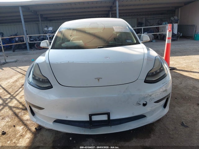 5YJ3E1EA9JF017324 Tesla 2018