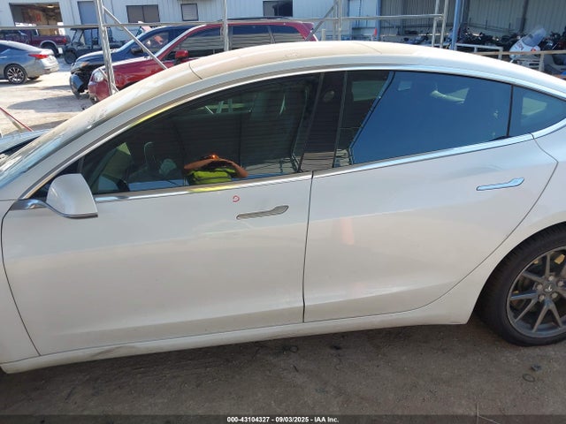 5YJ3E1EA9JF017324 Tesla 2018