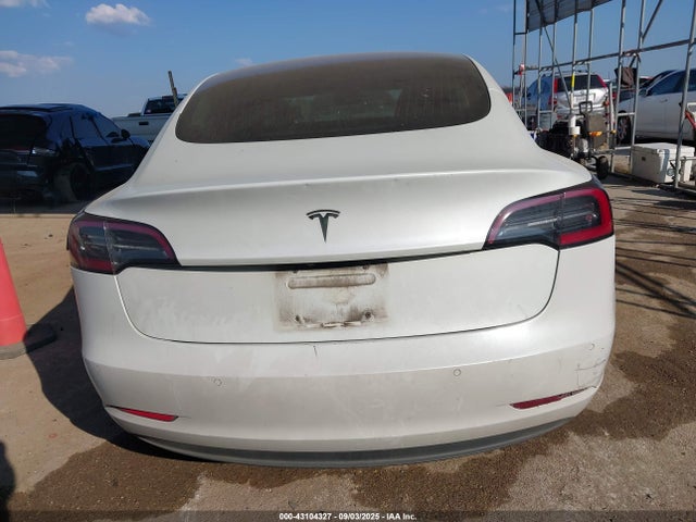5YJ3E1EA9JF017324 Tesla 2018