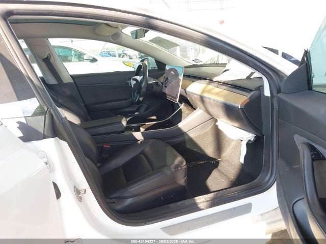 5YJ3E1EA9JF017324 Tesla 2018
