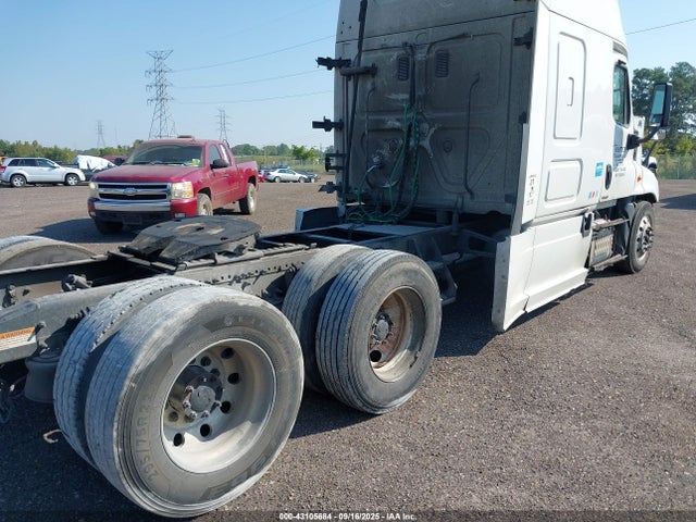 3AKJGLD5XFSGB1163 Freightliner detroit diesel dd15 ev