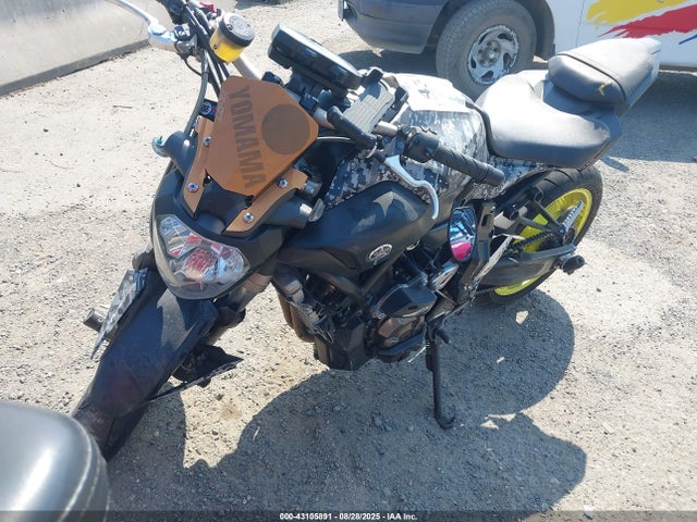 Yamaha FZ07 2017 JYARM06E6HA011875 Image 2