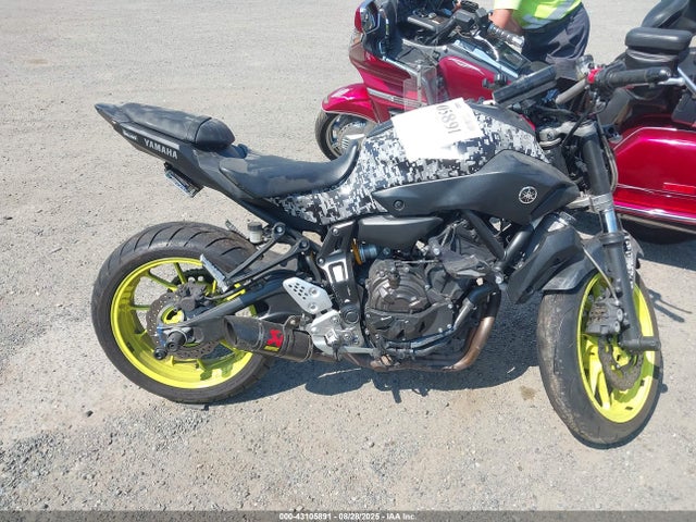 Yamaha FZ07 2017 JYARM06E6HA011875 Image 12